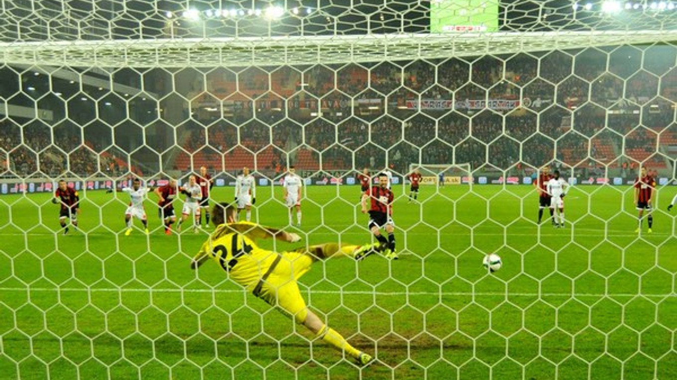 Hráč Spartaka Trnava Haris Harba strieľa z pokutového kopu gól do siete AS Trenčín.