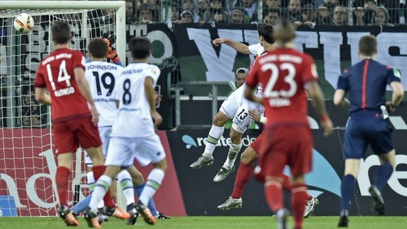 Hráč Mönchengladbachu Lars Stindl (s číslom 13) strieľa jeden z gólov do siete Bayernu Mníchov.