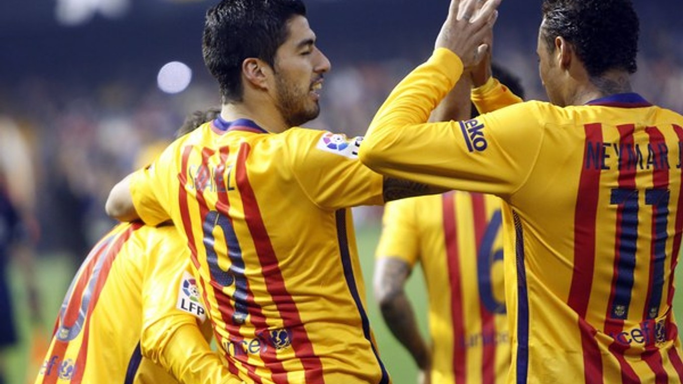 Louis Suarez (uprostred) zaznamenal v sobotu jediný gól FC Barcelona.