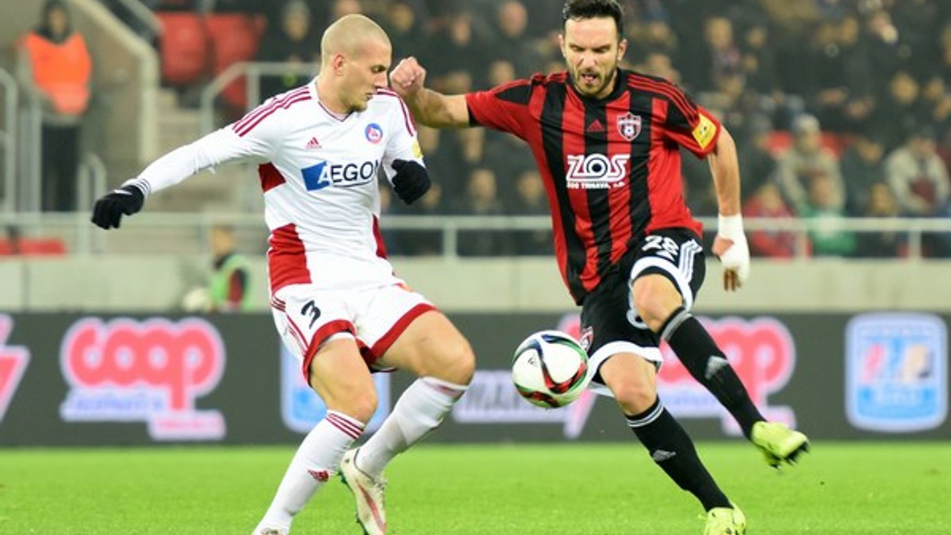 Na snímke vpravo hráč Trnavy Haris Harba a hráč Trenčína Milan Rundič.