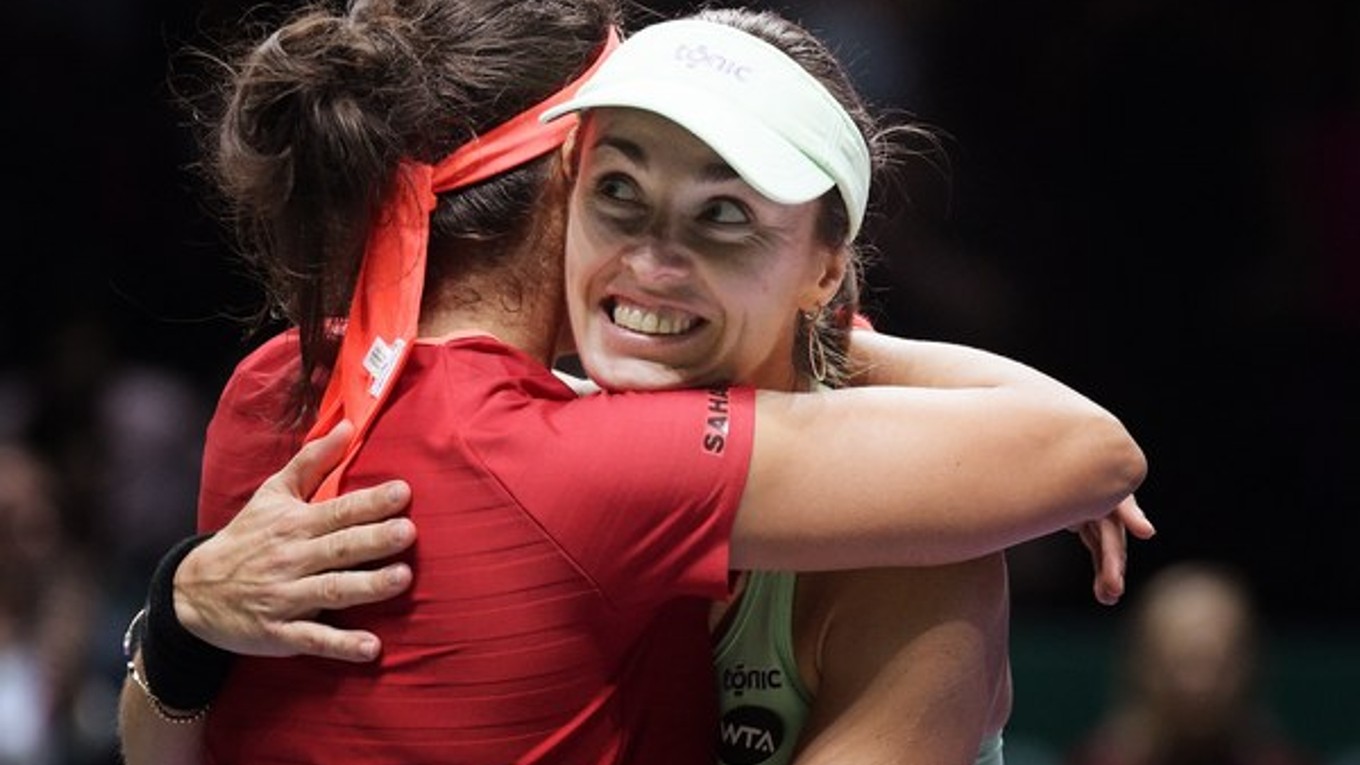 Hingisová je tiež mimorriadne úspešnou deblistkou. Jej partnerkou je Indka Sania Mirzová.