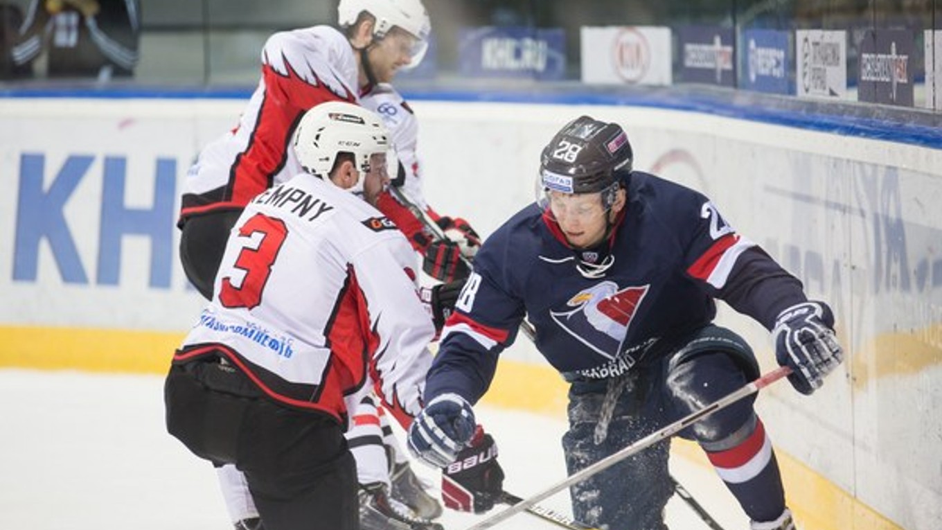 O výhre Avangardu Omsk na ľade Vladivostoku rozhodol český legionár Michal Kempný (č.3).