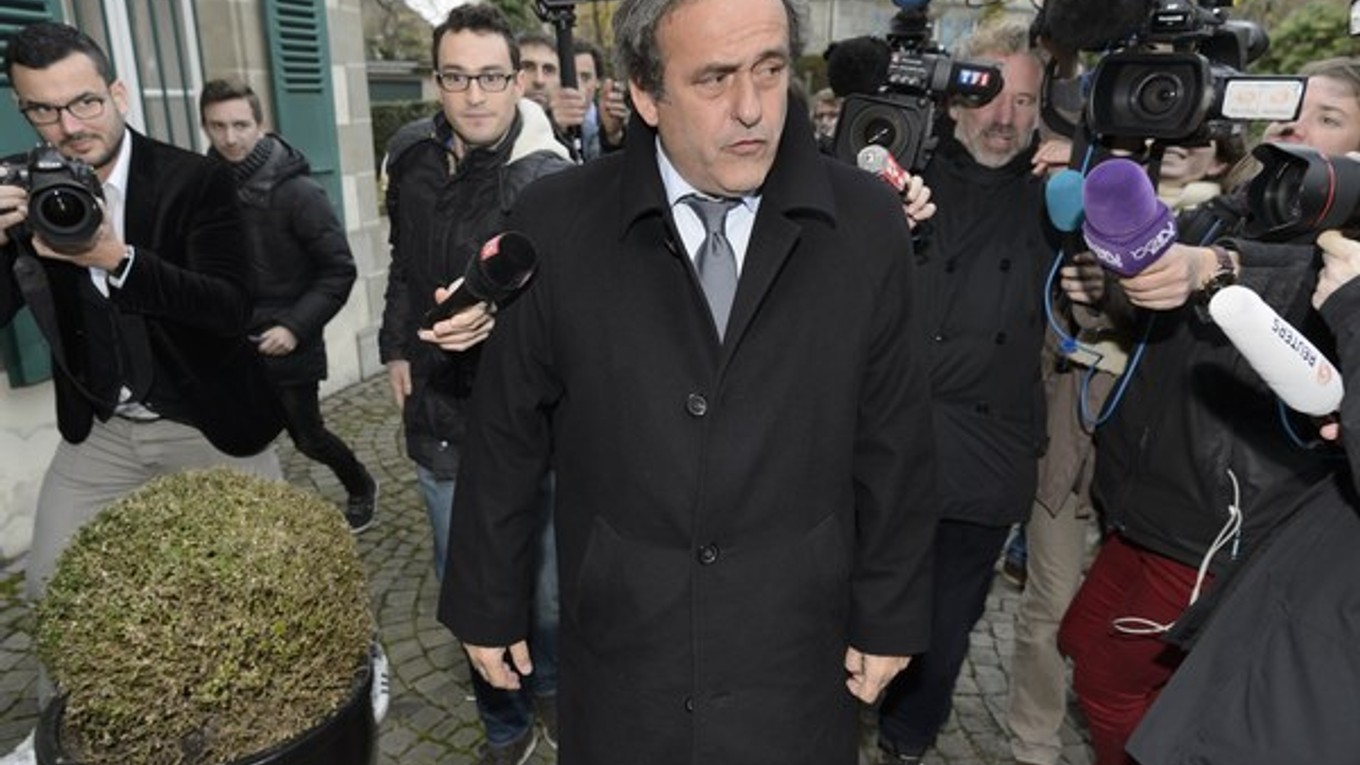 Michela Platiniho po príchode do Ženevy okamžite obkolesili novinári.