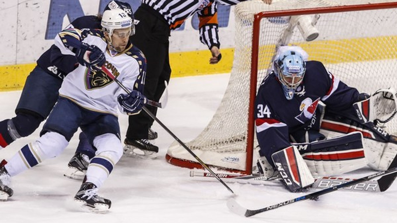Denis Kazionov pred bránkou Slovana.