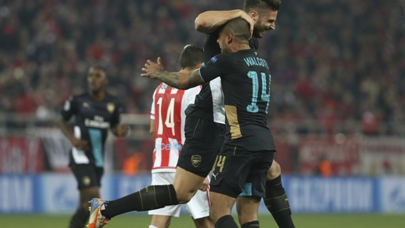 Radosť hráčov Arsenalu po triumfe nad Olympiakosom Pireus 3:0.