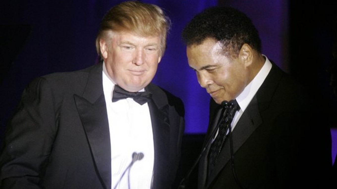 V roku 2007 získal Trump, ktorý kandiduje za republikánov, ocenenie Muhammad Ali Award.