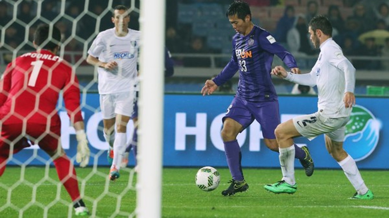 Tsukasa Šiotani (druhý sprava) sa dostáva do šance a strieľa druhý gól Hirošimy do siete Auckland City.