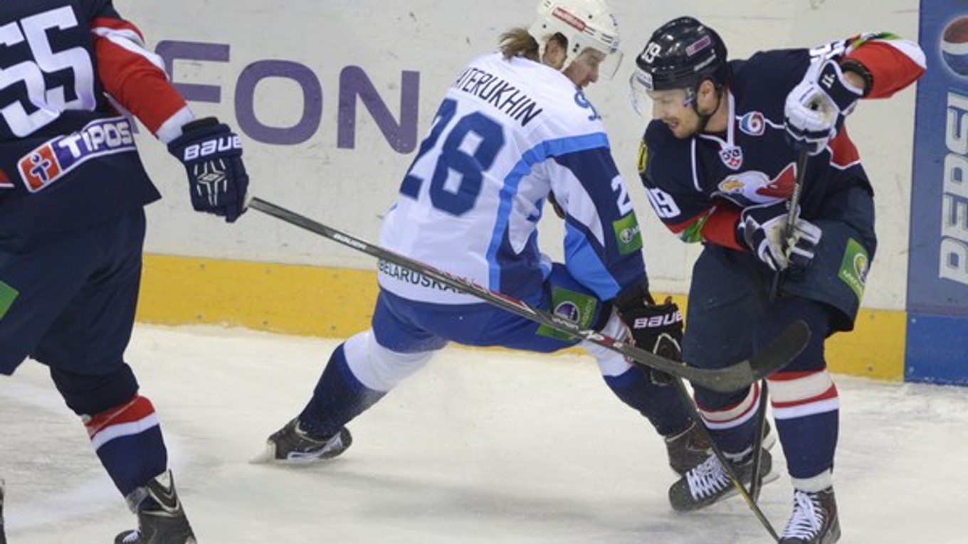 Dva góly Dinama Minsk strelil v Čerepovci Alexander Materuchin (v strede).