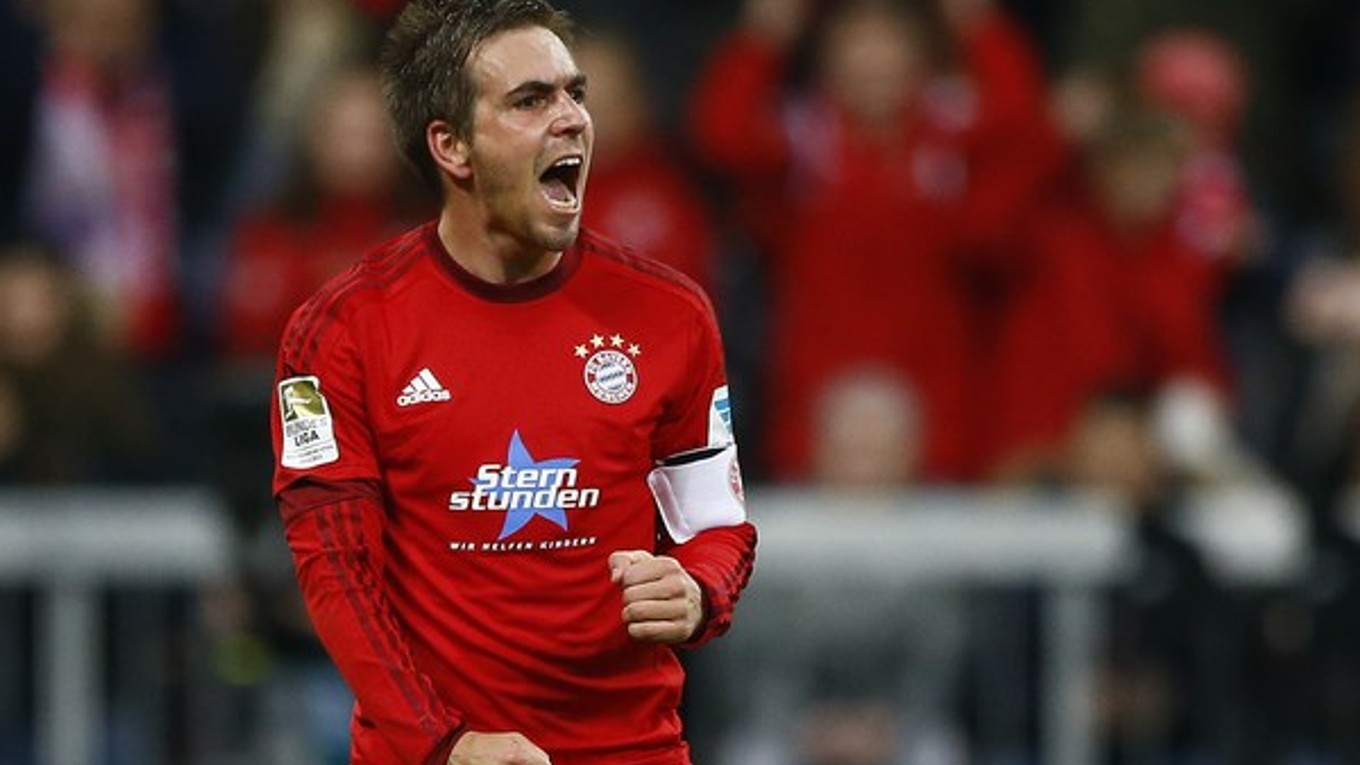 Kapitán Bayernu Mníchov Philipp Lahm oslavuje gól do siete Ingolstadtu.