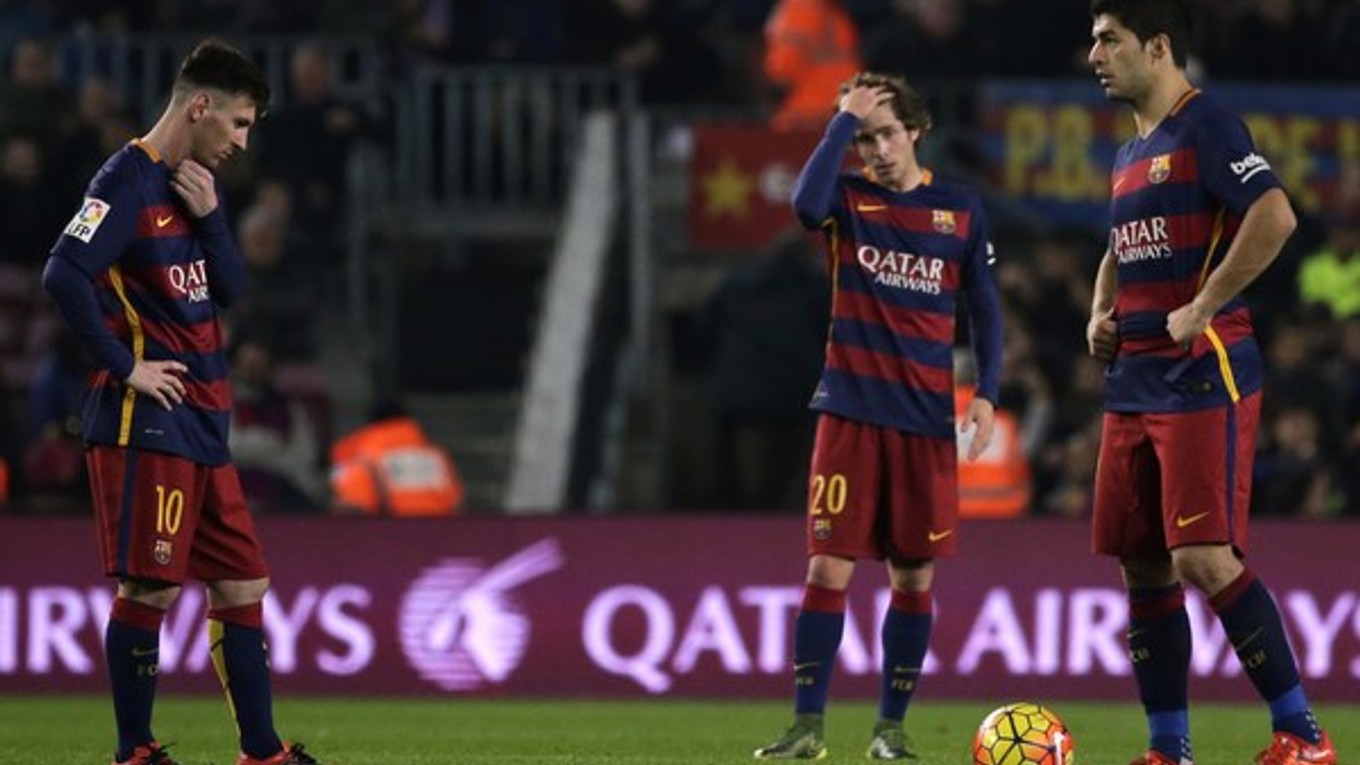 Sklamané opory Barcelony - zľava Lionel Messi, Sergi Roberto a Luis Suárez.