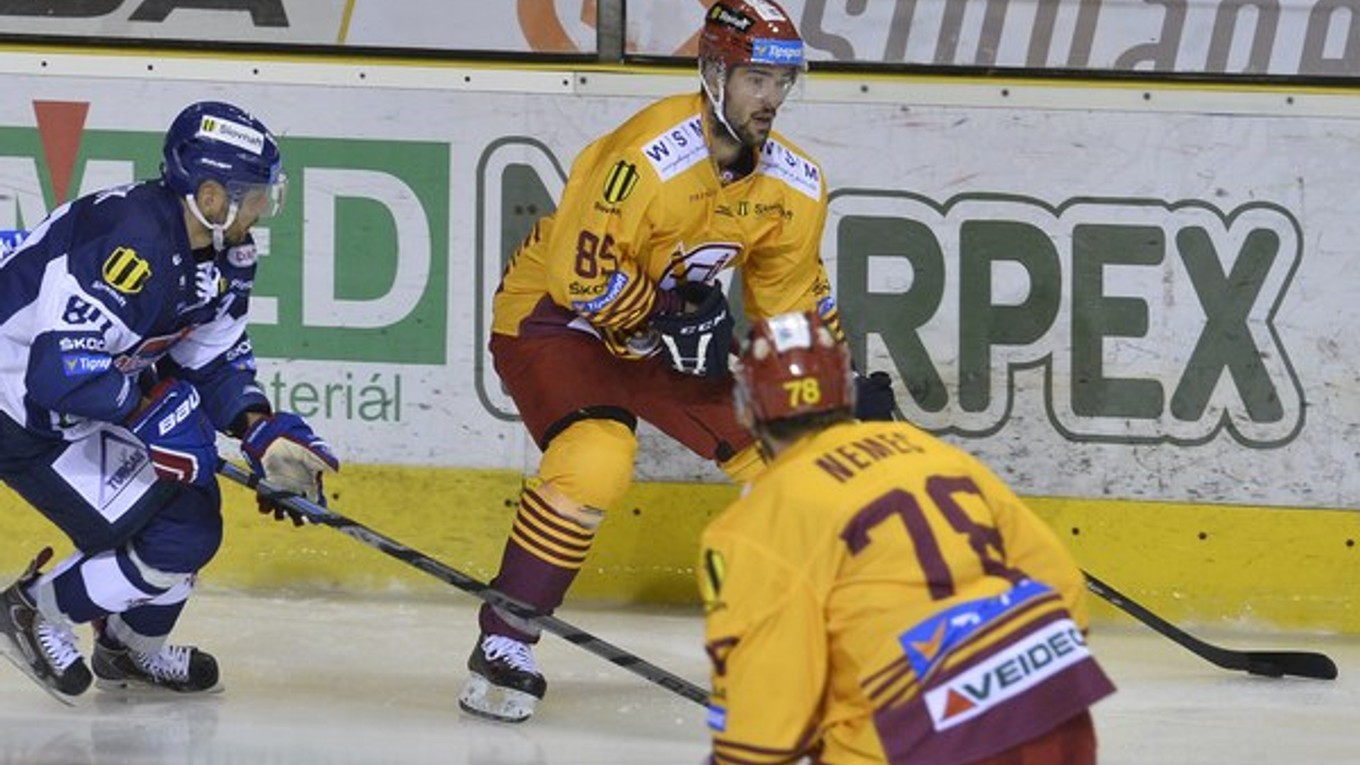 Peter Ölvecký (uprostred) začal sezónu v trenčianskej Dukle.