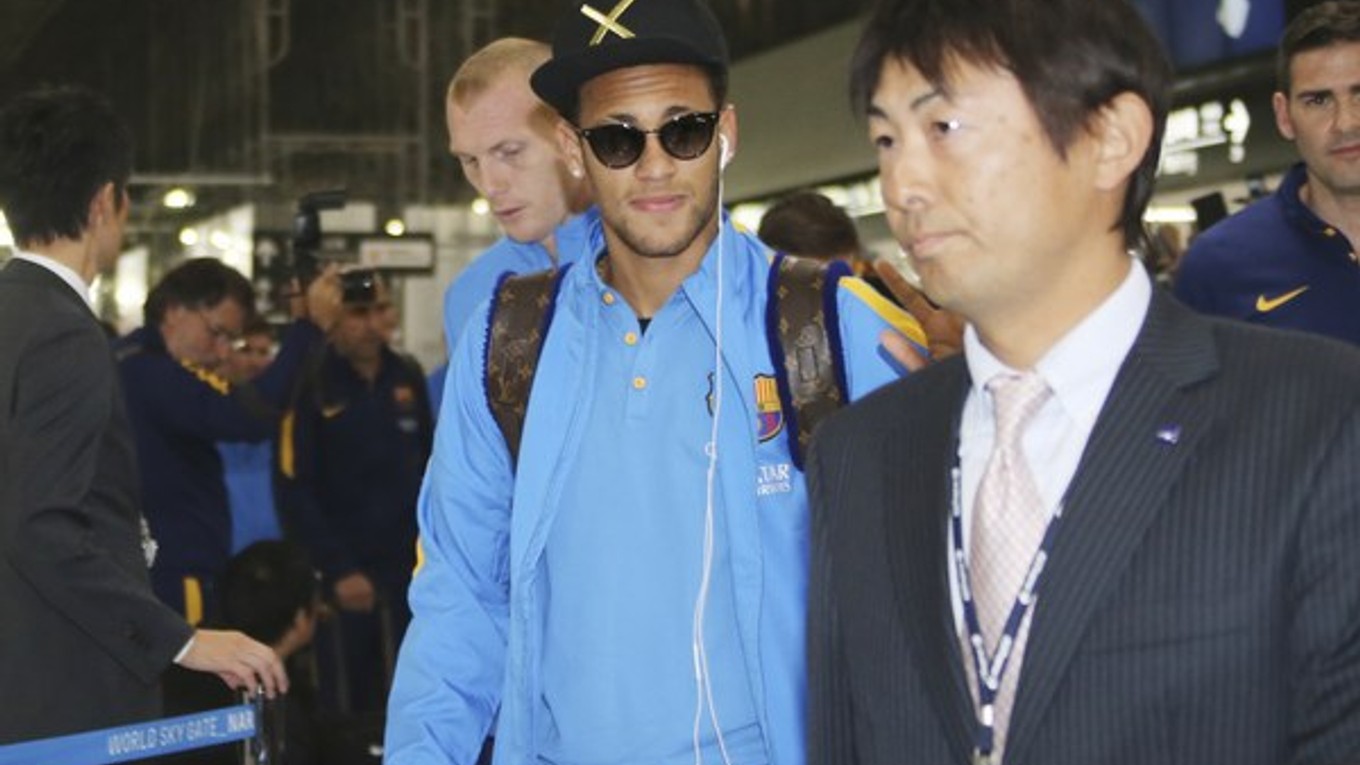 Neymar (v strede) pricestoval s tímom do Japonska, ale pondelňajší tréning vynechal.