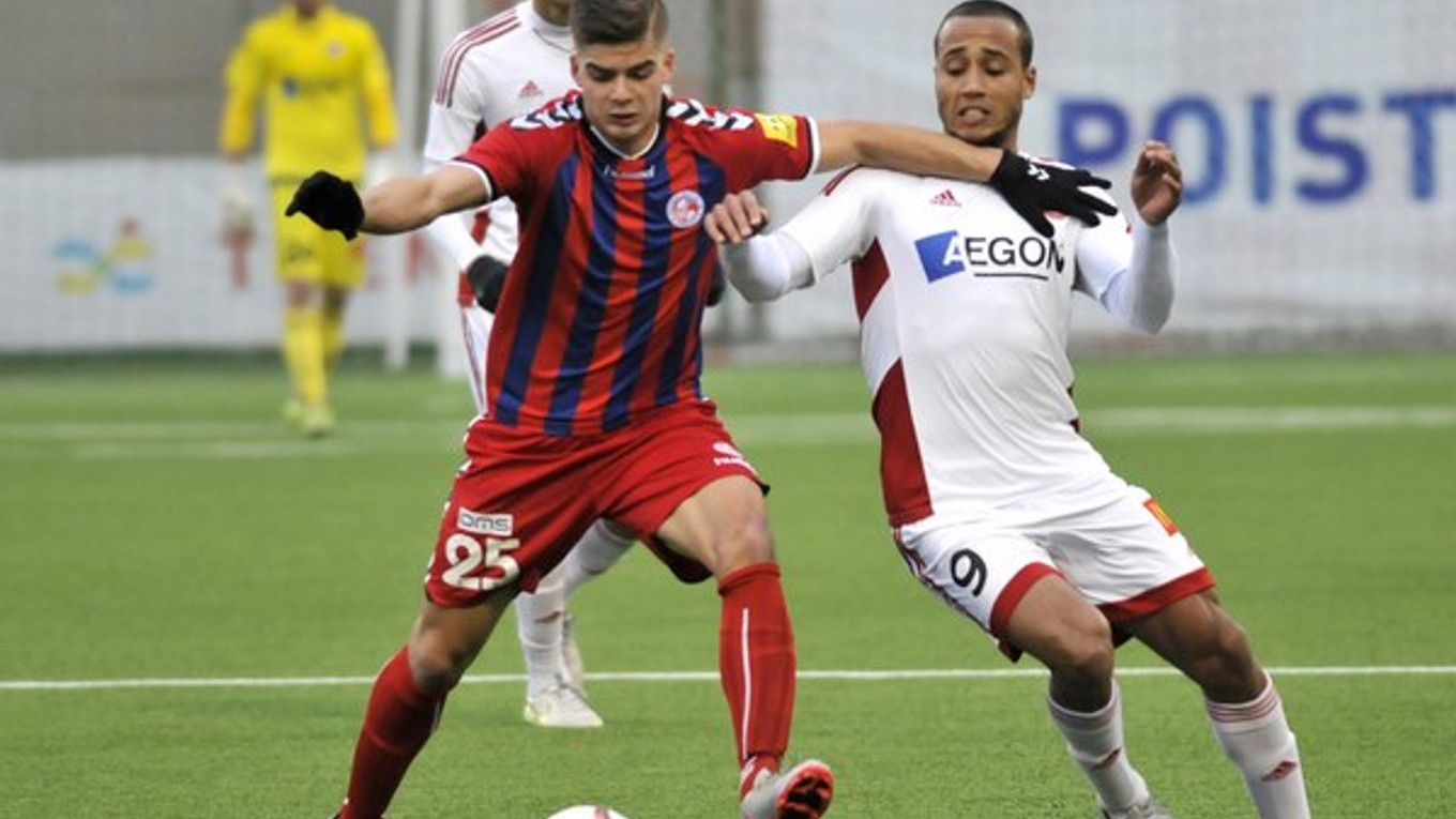 Gino van Kessel (vpravo) v súboji so Seničanom Kosorínom.