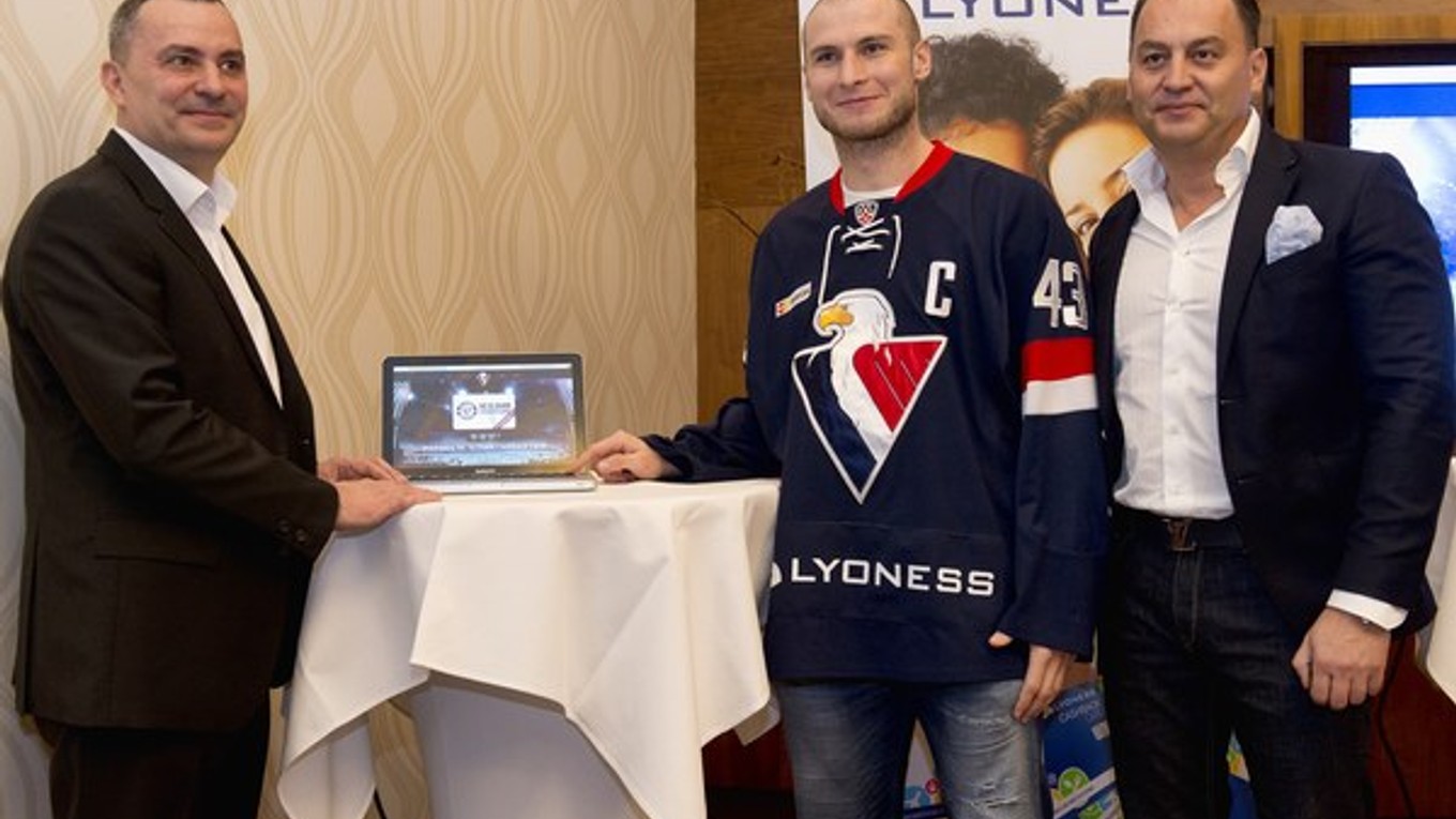 Na snímke zľava Mário Slivka zo spoločnosti Lyoness, kapitán HC Slovan Tomáš Surový a predseda predstavenstva a generálny manažér HC Slovan Maroš Krajči.
