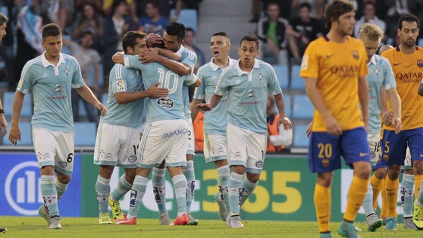 Manuel Agudo “Nolito” (v strede) oslavuje so spoluhráčmi úvodný gól do siete Barcelony.