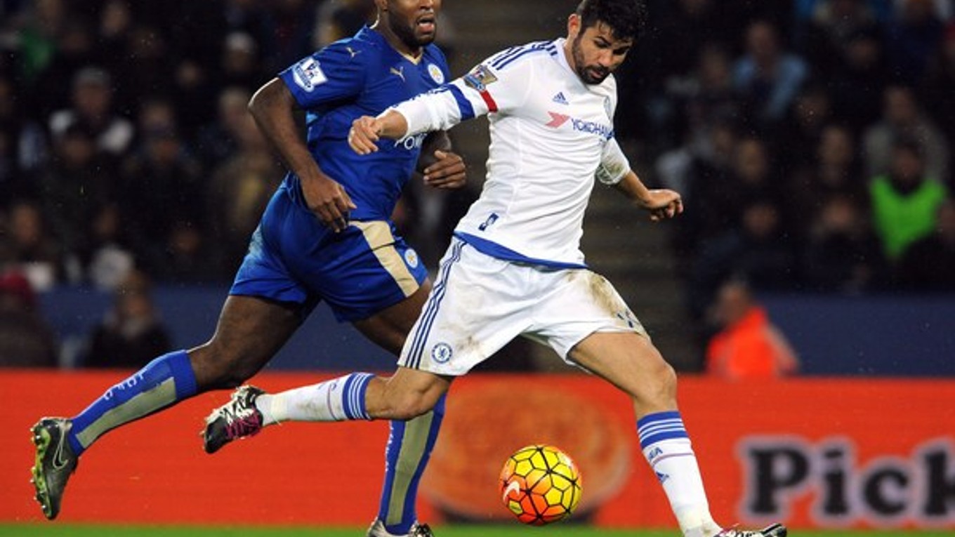 Diego Costa (vpravo) v zápase proti Leicesteru City opäť vybuchol. Na snímke zakončuje pred brániacim Wesom Morganom.