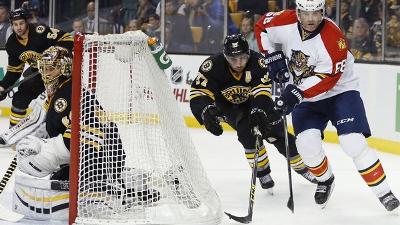 Ešte 12. decembra Jaromír Jágr (vpravo) nastúpil na zápas proti Bostonu Bruins. Teraz ho trápi chrípka.