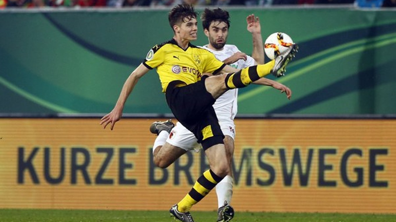 Zápas medzi domácim Augsburgom a Borussiou Dortmund sa takisto skončil v prospech papierového favorita z Vestfálska.