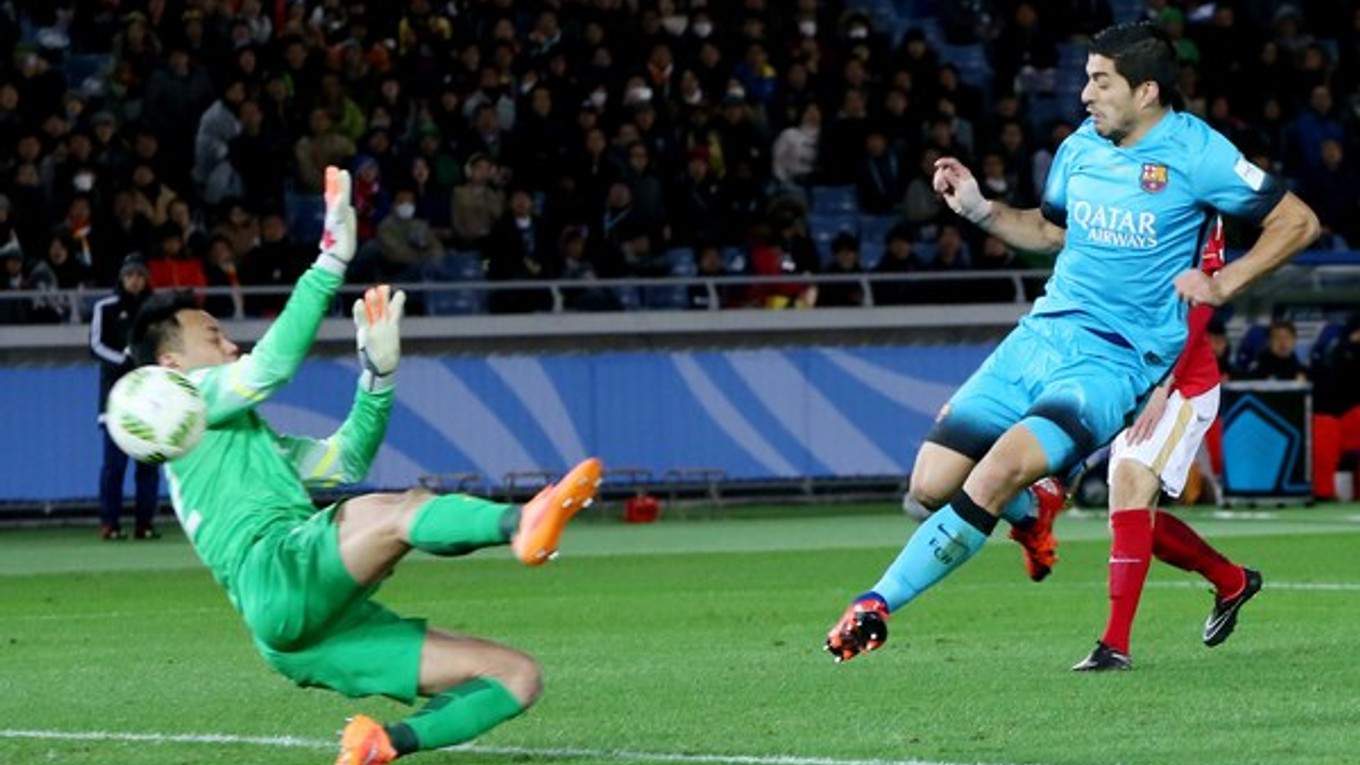 Luis Suarez strieľa gól.