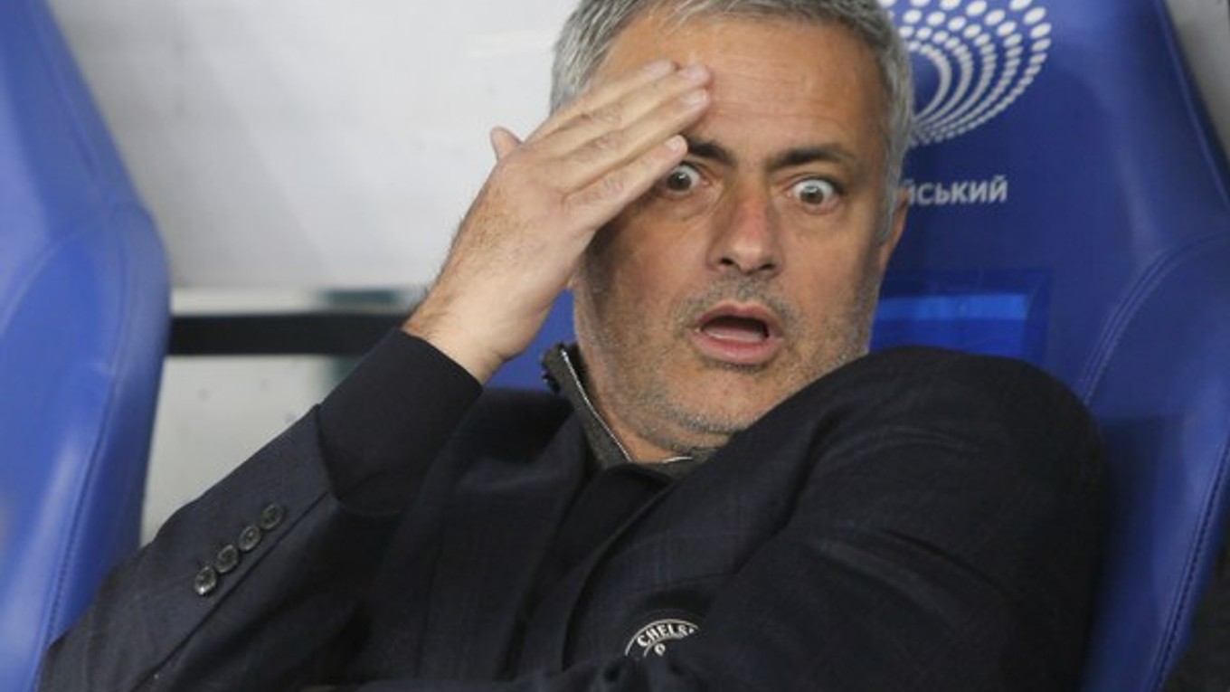 José Mourinho si už na lavičku Chelsea nesadne.