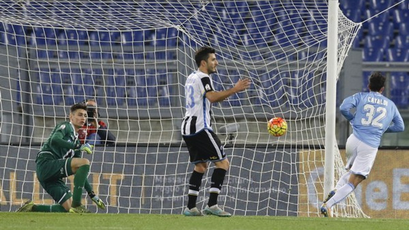 Danilo Cataldi (vpravo) strieľa gól do siete Udinese.