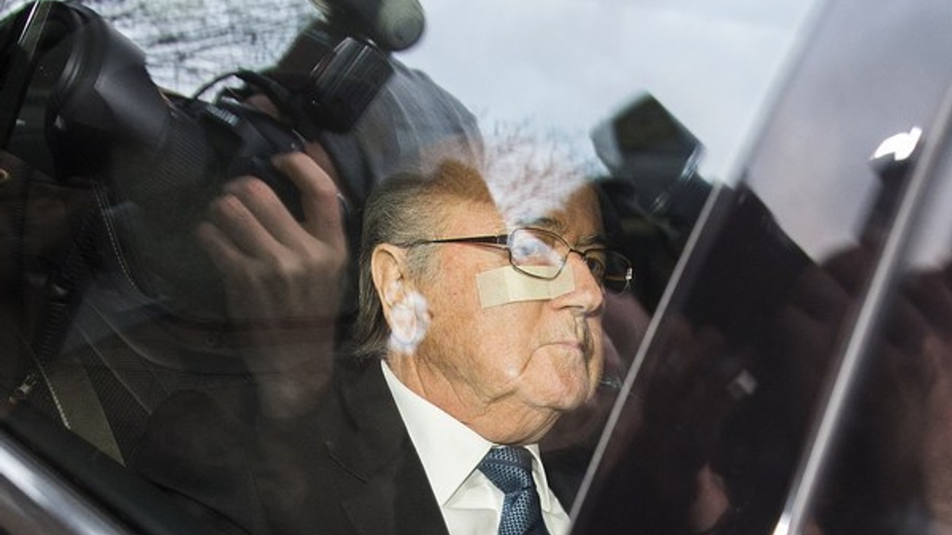 Sepp Blatter vo štvrtok prišiel do Zürichu, aby predstúpil pred etickú komisiu FIFA.