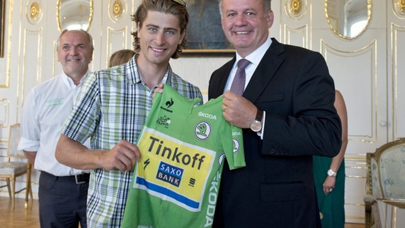 Korbel (vľavo v úzadí) bol Saganovi počas mediálnych akcií vždy nablízku.