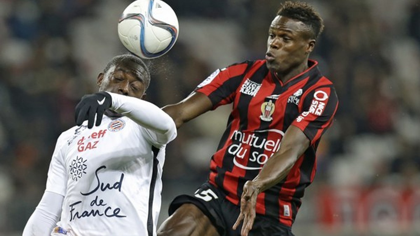 O loptu bojujú hráč Nice Romain Genevois (vpravo) a Jerome Roussillon z Montpellieru.