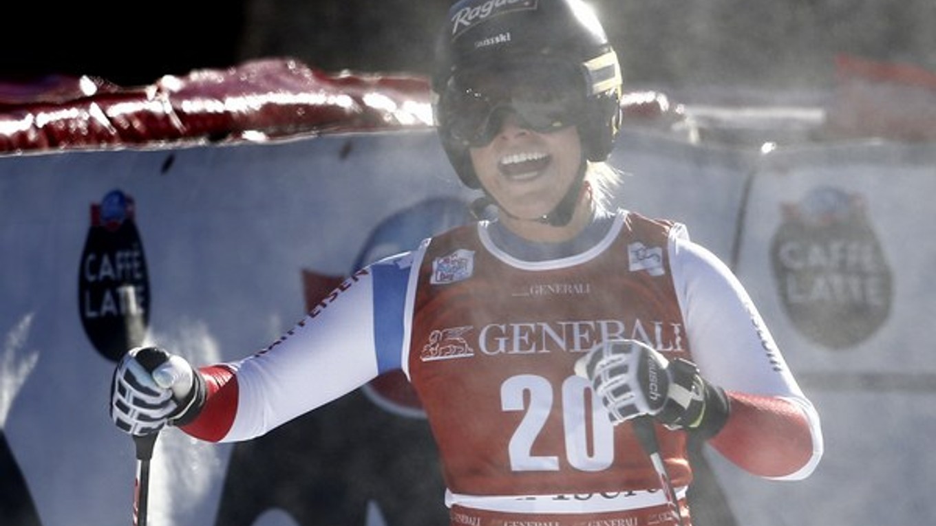 Švajčiarska pretekárka Lara Gutová sa raduje v cieli z víťazstva.