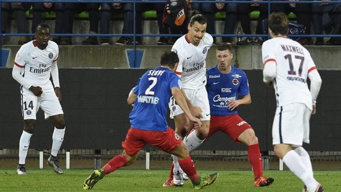 Parížania (v bielom) potvrdili na trávniku Caen úlohu favorita.