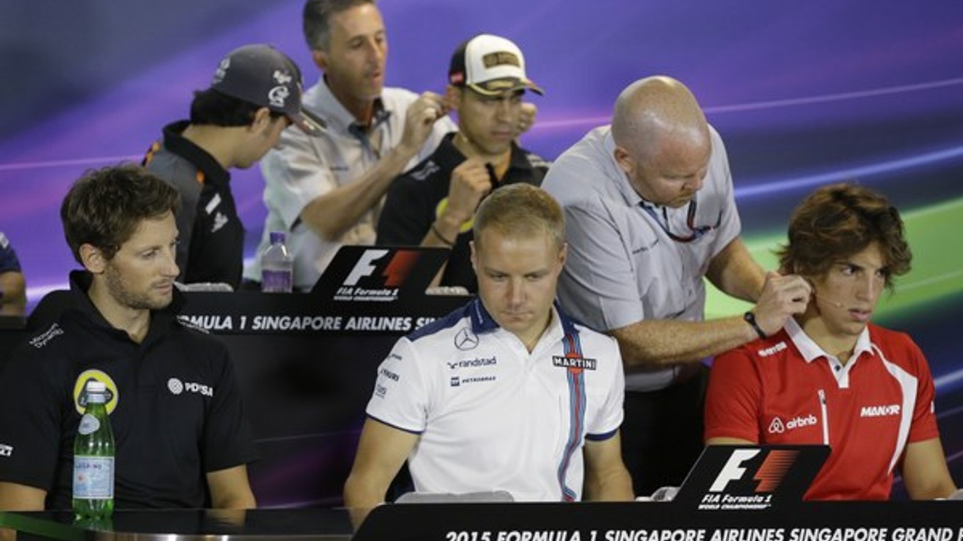 Jazdcom F1 pripravujú mikrofóny pred tlačovou konferenciou. Práve na "tlačovkách" zaznejú neraz poriadne neštandardné vyhlásenia.