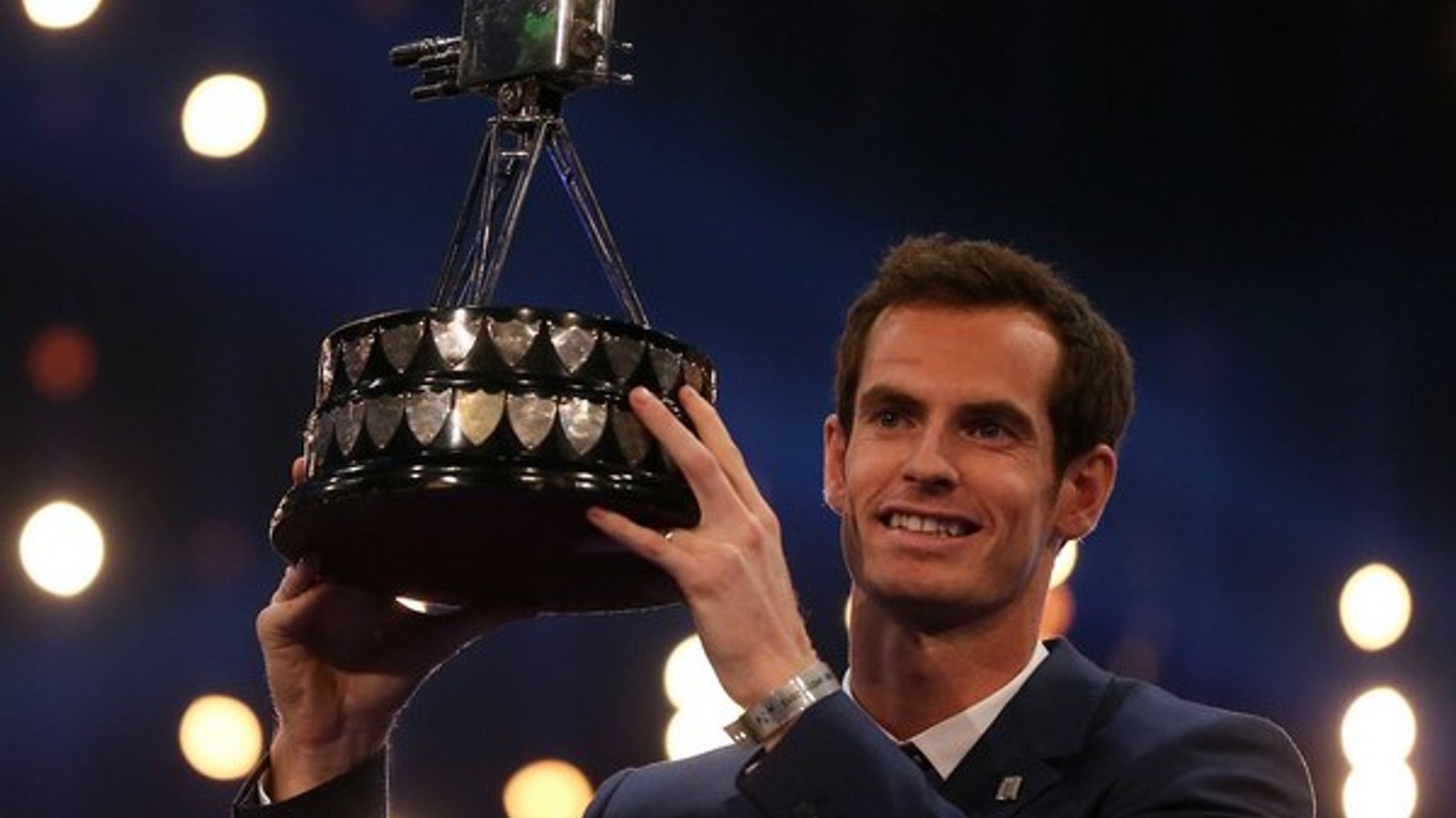 Andy Murray dvíha nad hlavu trofej, ktorú dostal ako športová Osobnosť roka podľa BBC.