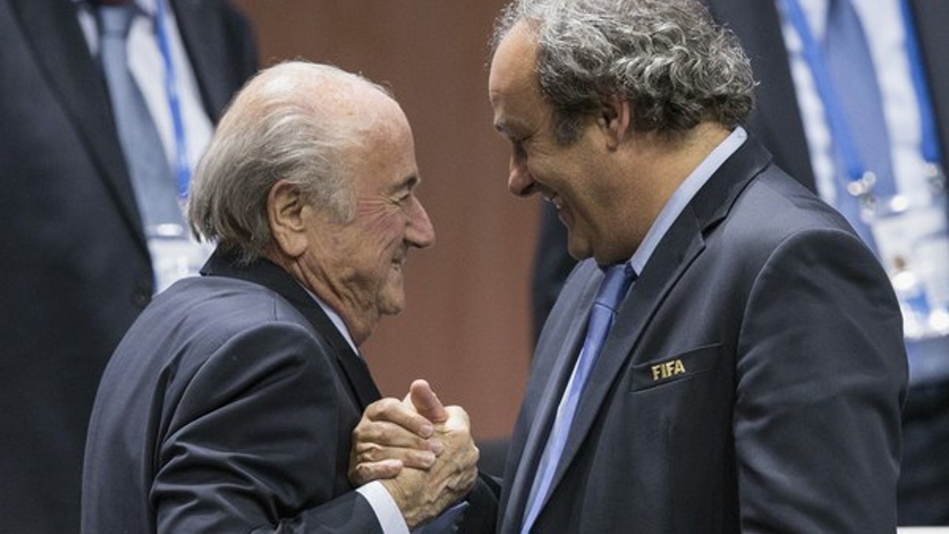 Michel Platini (vpravo) gratuluje Seppovi Blatterovi k opätovnému zvoleniu za prezidenta FIFA. Teraz obaja dostali dištanc.