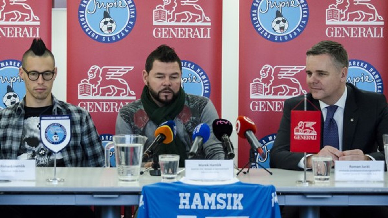 Sedia zľava: Marek Hamšík, jehoo otec Richard Hamšík a predseda predstavenstva a generálny riaditeľ poisťovne Generali Roman Juráš.