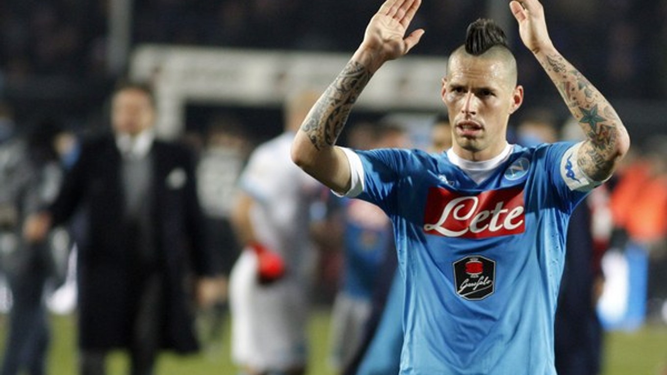 Marek Hamšík ďakuje divákom po víťazstve nad Atalantou Bergamo.