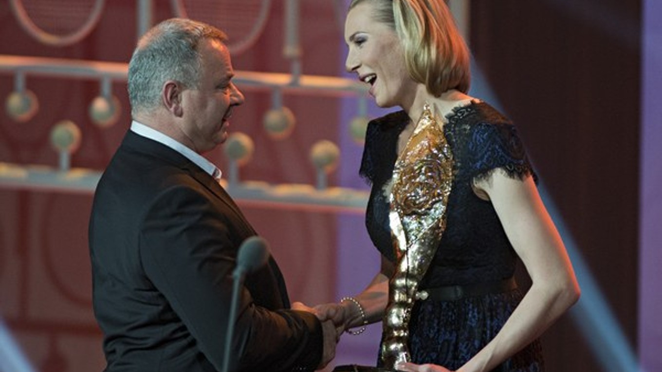 Cenu pre Športovca roka prevzal z rúk Anastasie Kuzminovej otec Petra Sagana Ľubomír.