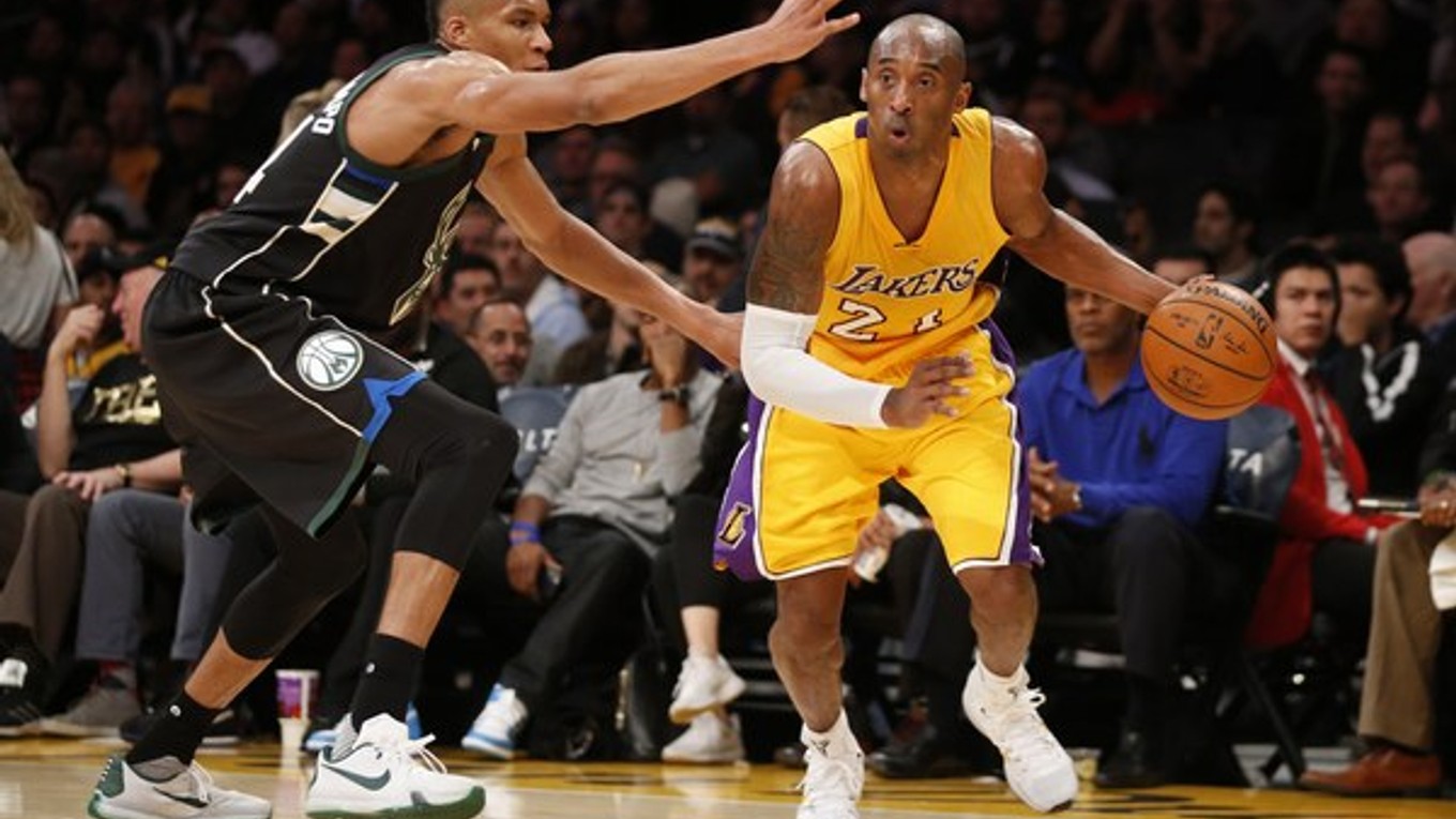 Kobe Bryant (vpravo) pomohol Los Angeles Lakers k obratu.