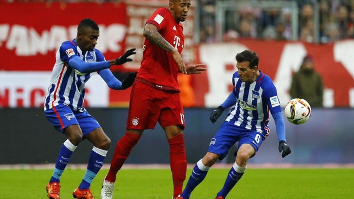 Na klubovej úrovni je Jerome Boateng (v strede) oporou Bayernu Mníchov.