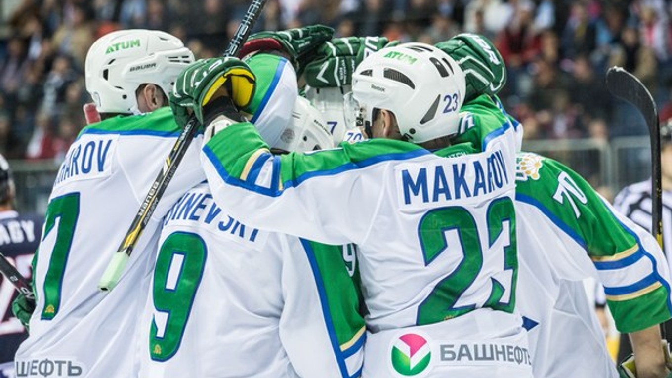 Z víťazstva sa tešili aj hokejisti Salavatu Julajev Ufa. Magnitogorsk doma zdolali 2:1 po predĺžení.