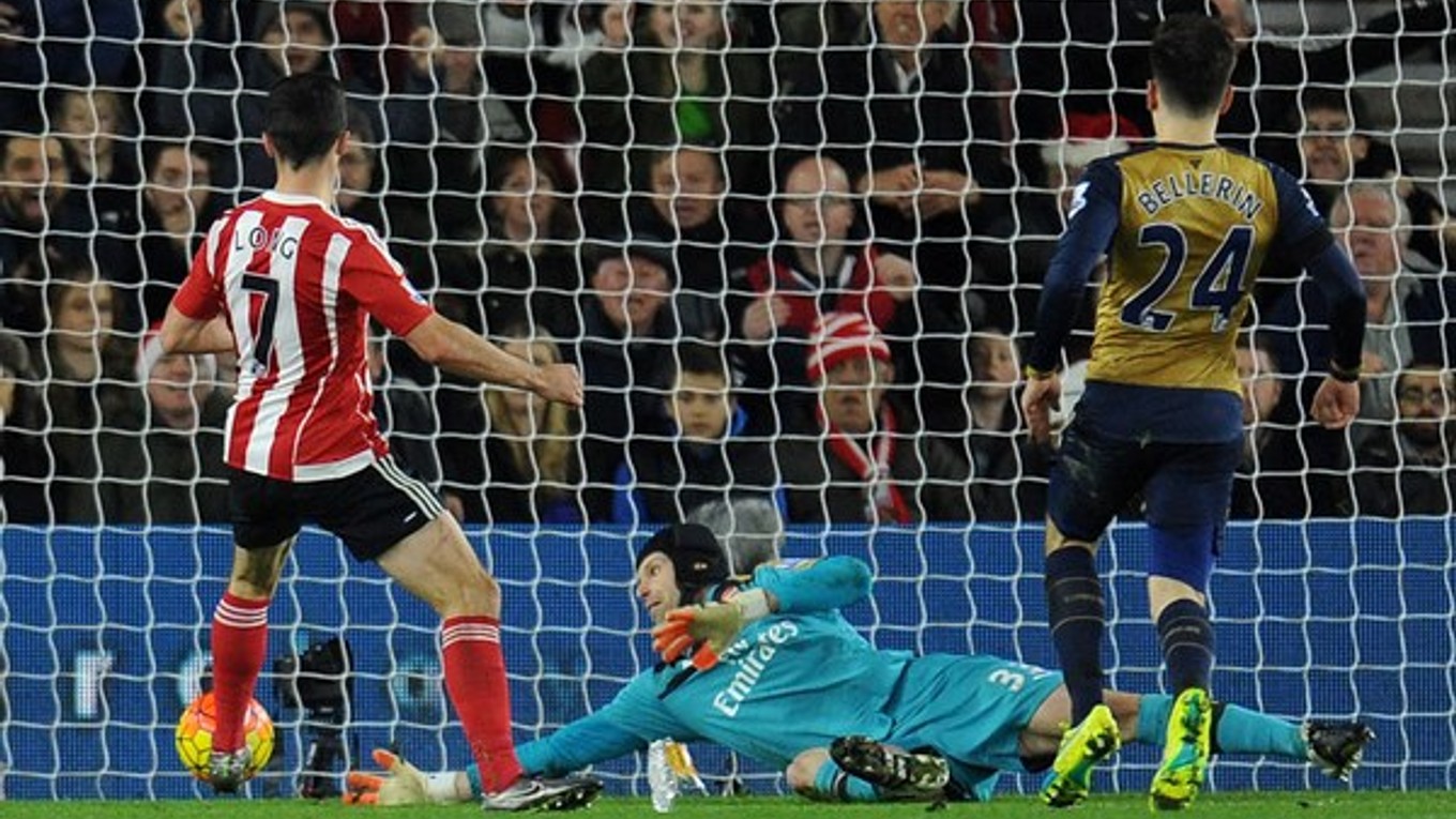 Hráč Southamptonu Shane Long (vľavo) strieľa jeden z gólov do siete Arsenalu.