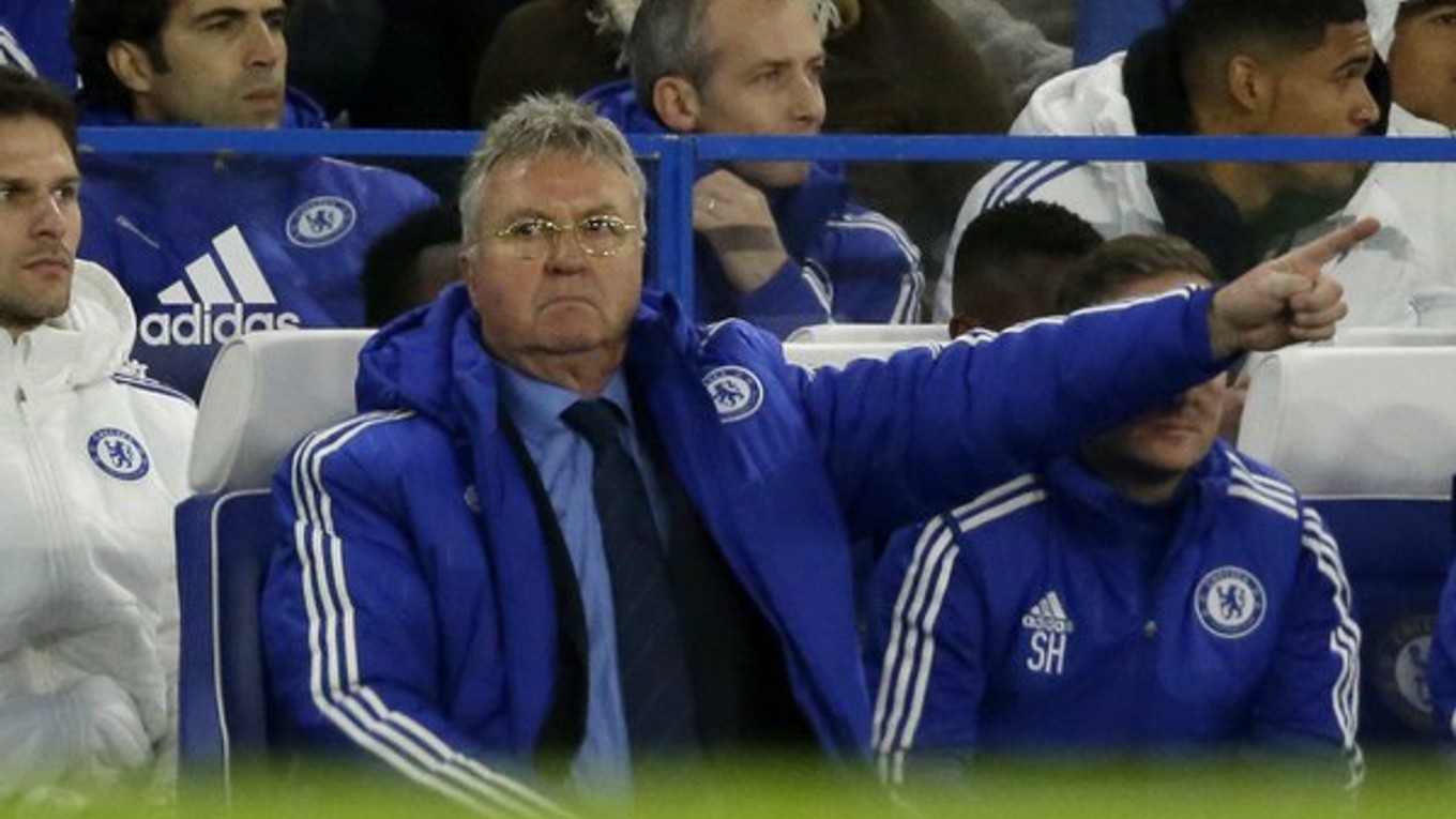 Guus Hiddink absolvoval prvý zápas na lavičke Chelsea.