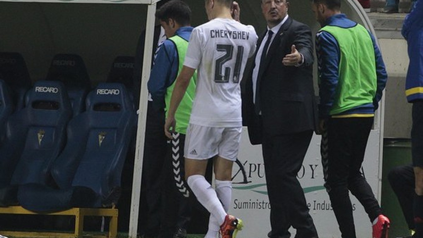 Tréner Rafael Benítez Denisa Čeryševa cez prestávku z ihriska stiahol. Neskoro.