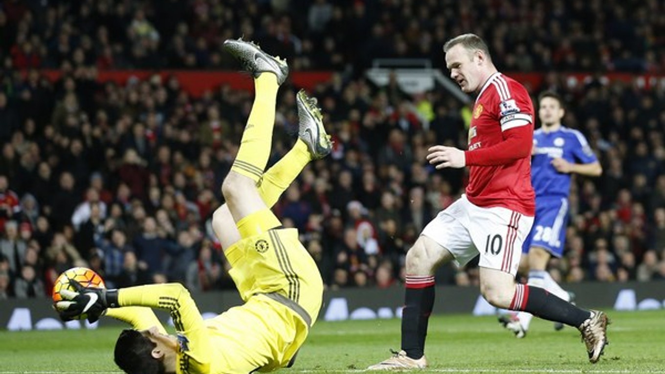 Brankár Chelsea Thibaut Courtois chytá loptu po šanci Wayna Rooneyho.
