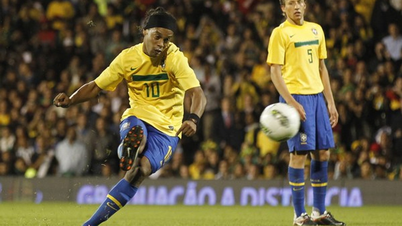 Ronaldinho (vľavo) v drese brazílskej reprezentácie.