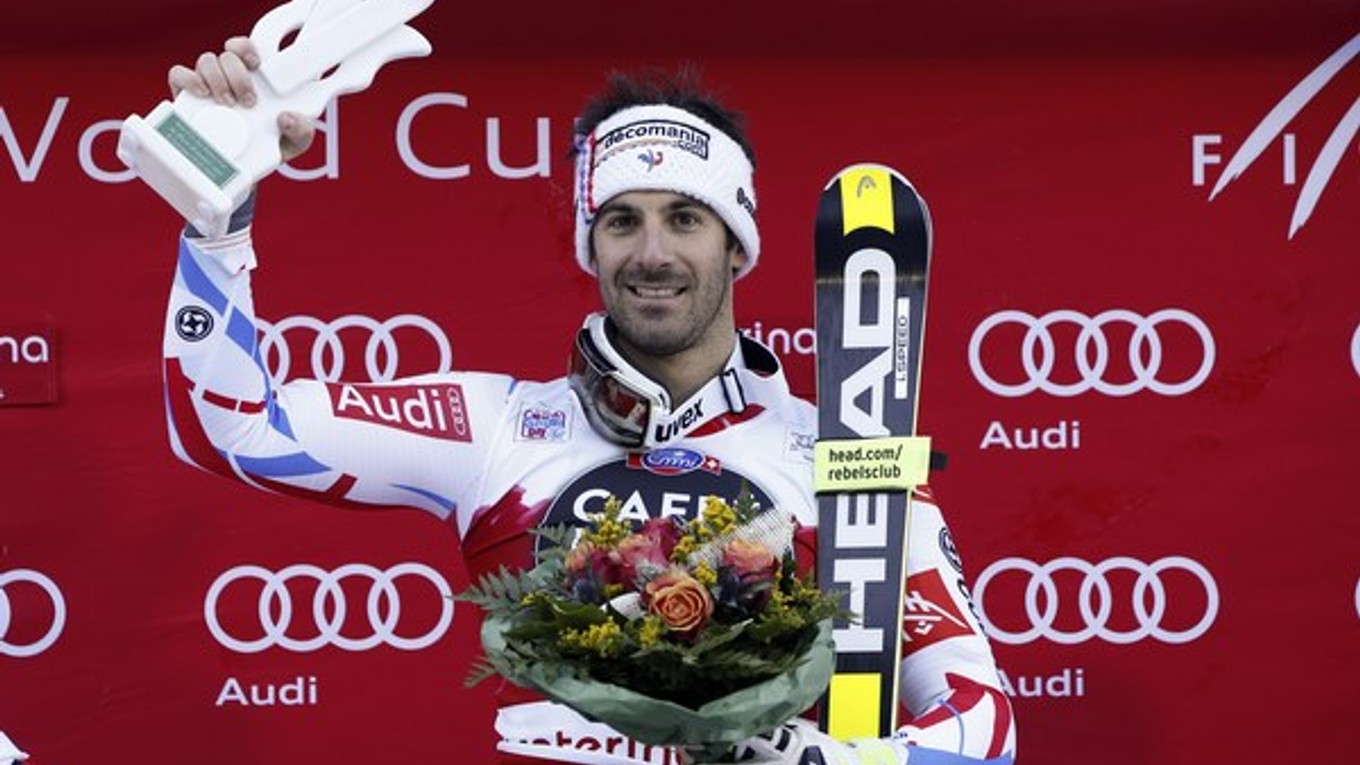 Francúzsky lyžiar Adrien Theaux sa teší z víťazstva v zjazde.
