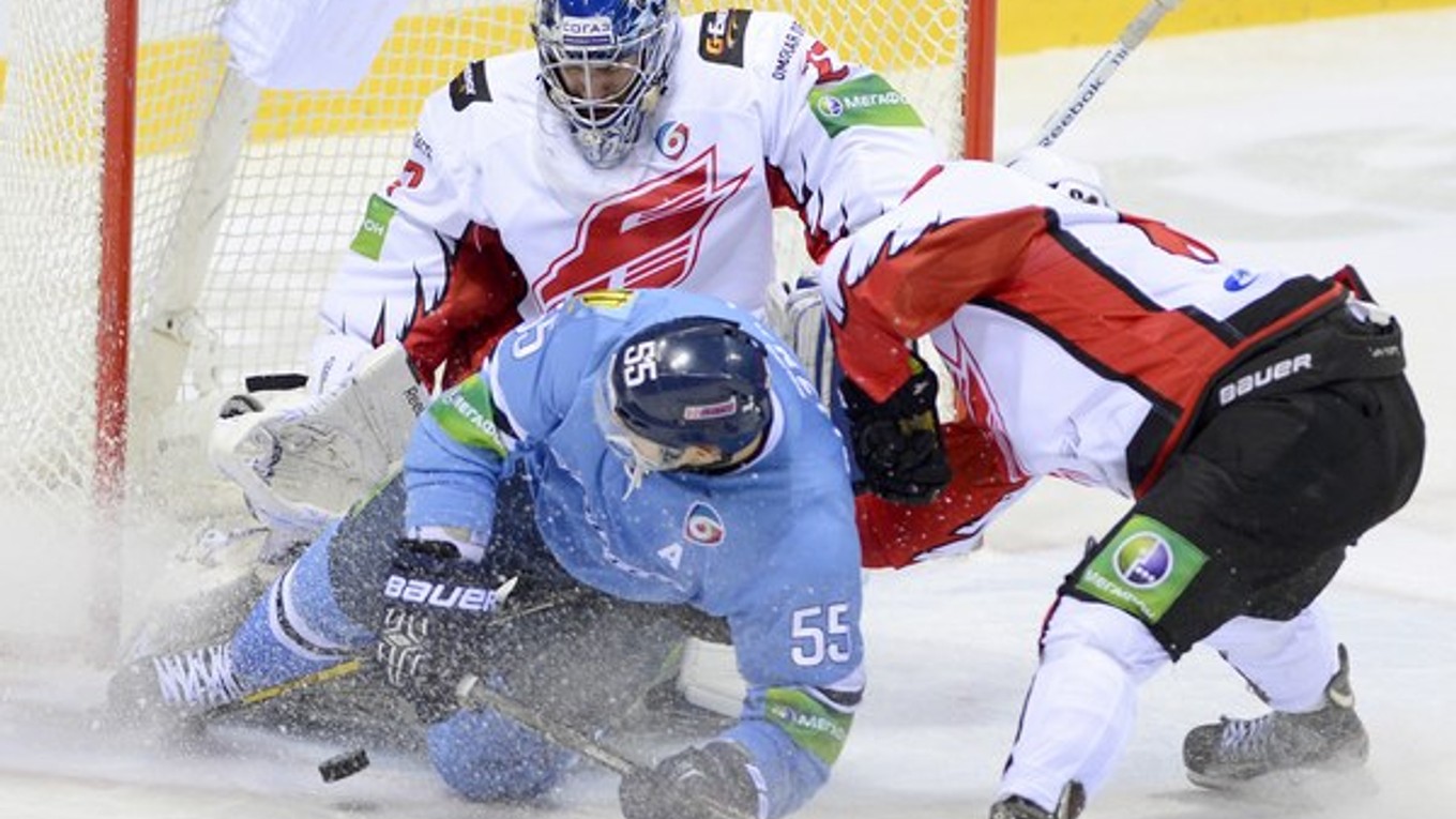 Hokejisti Omsku (bielo-červené dresy) získali ďalšie tri body o tabuľky, keď na domácom ľade zdolali Čerepovec.