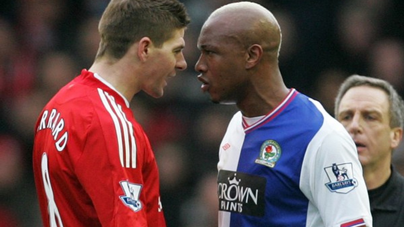 Diouf a Gerrard si mali vždy čo "povedať".