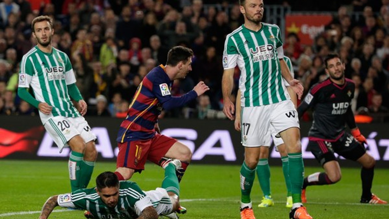Lionel Messi (tretí zľava) skóruje do siete Betisu Sevilla.