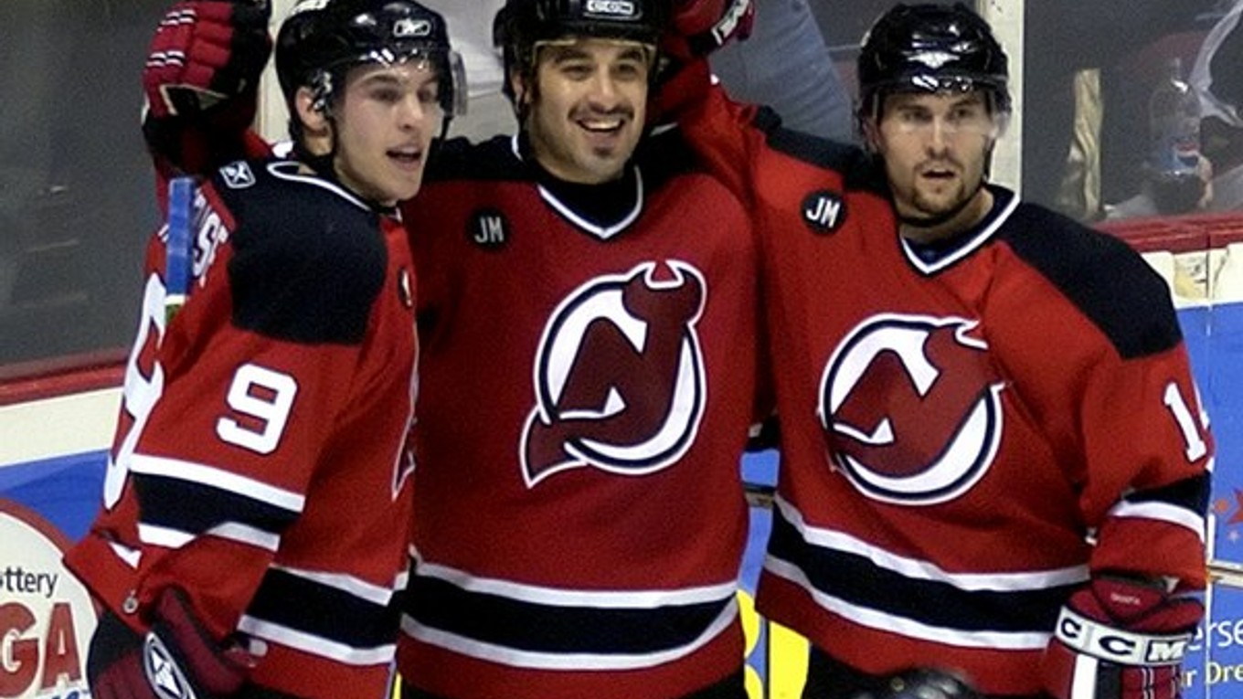 Scott Gomez (v strede) strávil podstatnú časť kariéry v drese Devils.