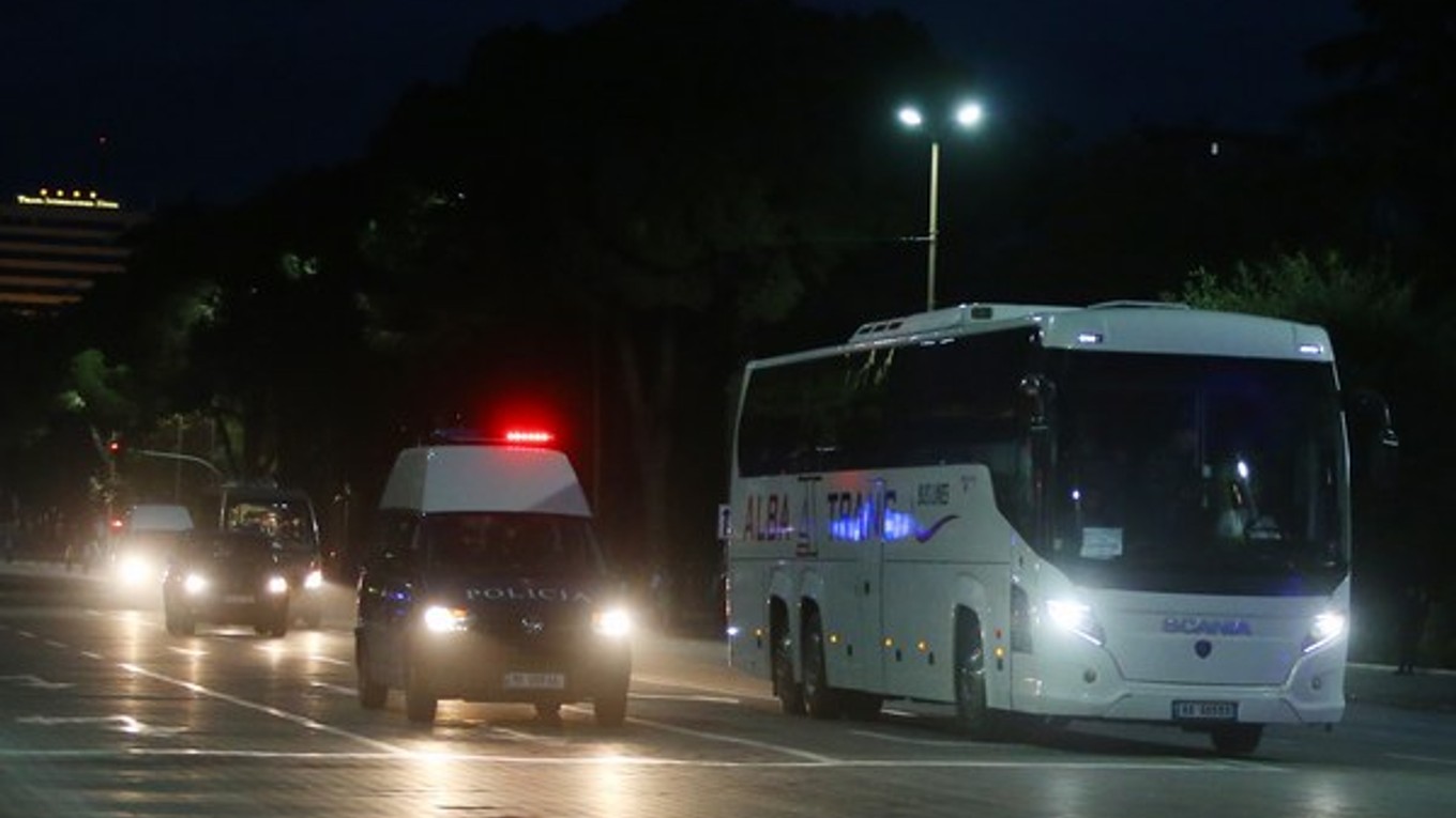 Albánska polícia sprevádza autobus srbskej futbalovej reprezentácie v Tirane.